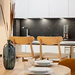 Modern Comfort In The Heart Of Lägenhet *